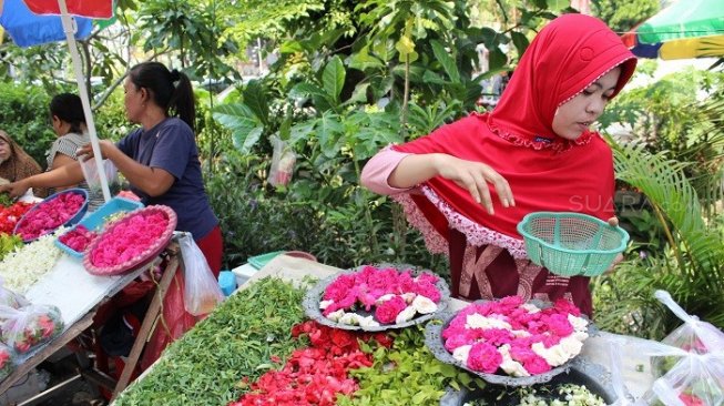 Suasana TPU Ngagel, yang diramaikan ratusan peziarah. (Suara.com/Dimas)