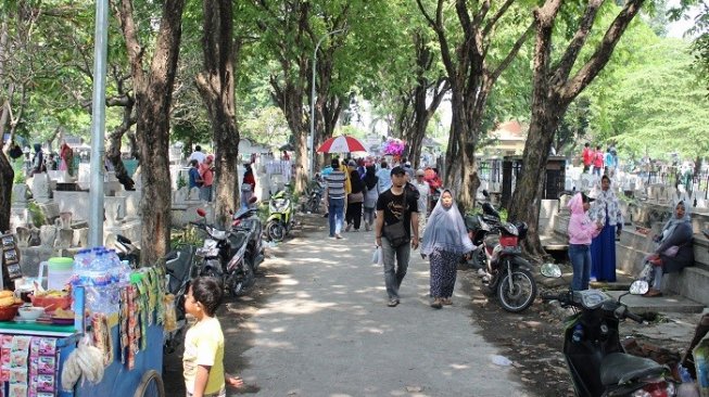 Suasana TPU Ngagel, yang diramaikan ratusan peziarah. (Suara.com/Dimas)
