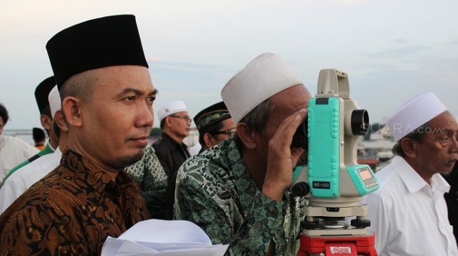 Pemantauan hilal di Masjid Al Mahbrur, Surabaya. (Suara.com/Dimas).