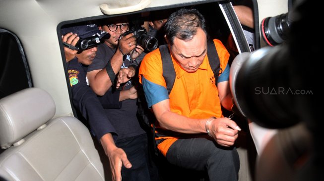 Hakim Pengadilan Negeri (PN) Balikpapan, Kayat menggunakan baju tahanan usai menjalani pemeriksaan di gedung Komisi Pemberantasan Korupsi (KPK), Jakarta, Sabtu (4/5).[Suara.com/Arief Hermawan P]