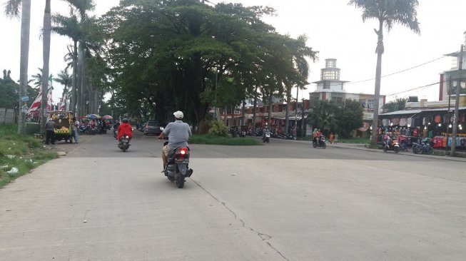 Cari makanan untuk berbuka puasa di pasar takjil di Bekasi. (Suara.com/Mochamad Yacub Ardiansyah)