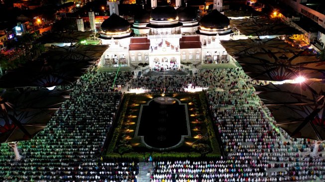 Umat muslim melaksanakan shalat sunnah tarawih pada malam pertama bulan Ramadhan 1440 Hijriah di Masjid Raya Baiturrahman, Banda Aceh, Aceh, Minggu (5/5). [ANTARA FOTO/Irwansyah Putra]
