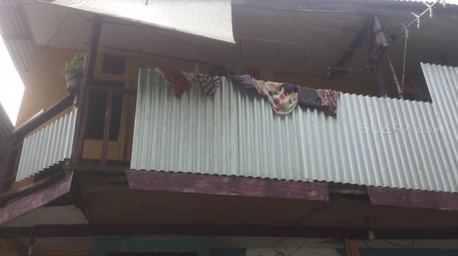 Penemuan mayat bayi laki-laki di loteng rumah di Jalan Beting Remaja RT.02 RW. 19, Tugu, Koja, Jakarta Utara. (Suara.com/Yosea Arga)