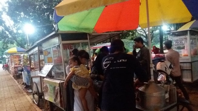 Cari makanan untuk berbuka puasa di pasar takjil di Bekasi. (Suara.com/Mochamad Yacub Ardiansyah)