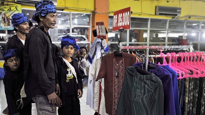 Keluarga warga suku Baduy Luar melihat-lihat pakaian di Mall Ramayana Serang, Banten, Minggu (5/5). [ANTARA FOTO/Asep Fathulrahman]