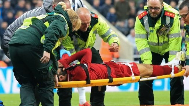 Pemain Liverpool Mohamed Salah mengalami cedera saat menghadapi Newcastle United di St. James Park, Minggu (5/5/2019) [AFP]