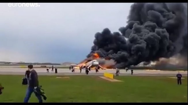 Maskapai Rusia terbakar api saat pendaratan darurat (youtube.com/eunronews)