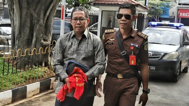 Eks pelaksana tugas (Plt) Ketua Umum PSSI Joko Driyono (kiri) mengikuti sidang perdana kasus dugaan penghilangan barang bukti pengaturan skor di Pengadilan Negeri Jakarta Selatan, Jakarta, Senin (6/5). [Suara.com/Muhaimin A Untung]