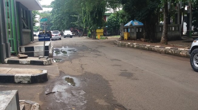 Cari makanan untuk berbuka puasa di pasar takjil di Bekasi. (Suara.com/Mochamad Yacub Ardiansyah)