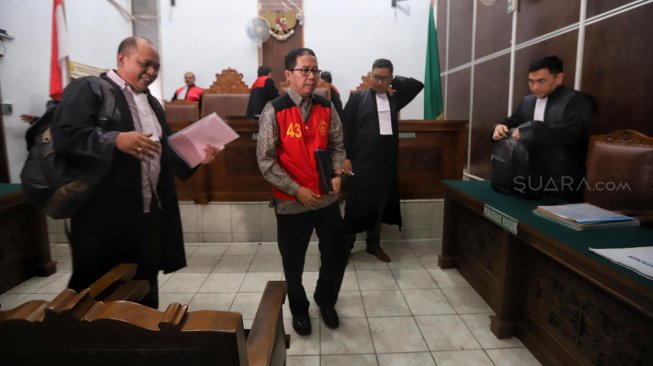 Eks pelaksana tugas (Plt) Ketua Umum PSSI Joko Driyono (kiri) mengikuti sidang perdana kasus dugaan penghilangan barang bukti pengaturan skor di Pengadilan Negeri Jakarta Selatan, Jakarta, Senin (6/5). [Suara.com/Muhaimin A Untung]