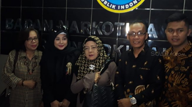 Ibunda dan kuasa hukum Sandy Tumiwa di BNNP DKI Jakarta, Senin (6/5/2019). [Ismail/Suara,com]