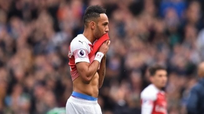 Striker Arsenal Pierre-Emerick Aubameyang tampak kecewa setelah dikalahkan oleh Brighton and Hove Albion di Emirates Stadium.Glyn KIRK / AFP