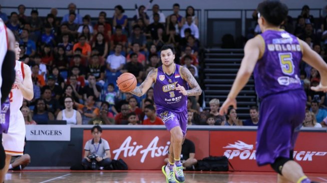 Pemain CLS Knights Indonesia, Brandon Jawato (tengah) saat menghadapi Singapore Slingers di laga kedua final ABL 2018/2019, di OCBC Arena, Singapura, Minggu (5/5/2019). [Dok. CLS Knights]