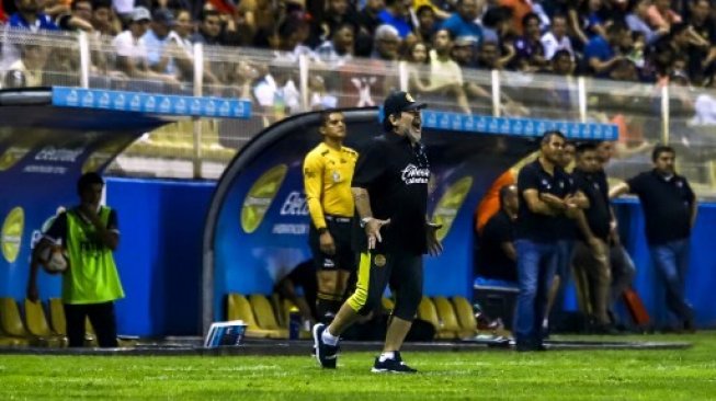 Pelatih Sinaloa Dorados Diego Maradona meneriaki para pemainnya dari pinggir lapangan [APF]