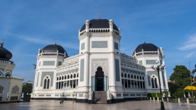 Ilustrasi hotel di Medan yang murah dengan fasilitas lengkap - Masjid Raya Medan, ikon kota Medan. (Shutterstock)