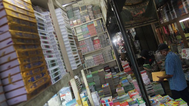 Penjual Al-Quran di Pasar Senen, Jakarta, Senin (6/5).[suara.com/Oke Atmaja]