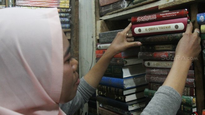 Penjual Al-Quran di Pasar Senen, Jakarta, Senin (6/5).[suara.com/Oke Atmaja]