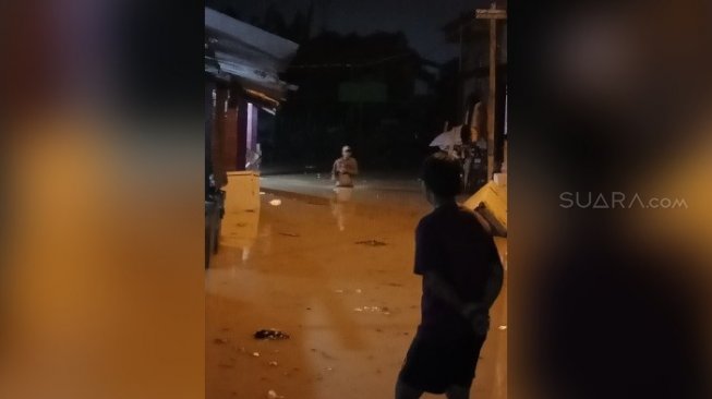 Kali di Bekasi meluap sejak Minggu malam (5/5/2019). [Suara.com/Mochamad Yacub Ardiansyah]