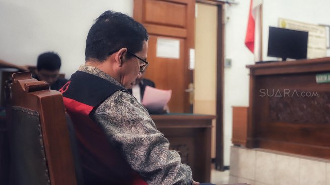 Eks pelaksana tugas (Plt) Ketua Umum PSSI Joko Driyono (kiri) mengikuti sidang perdana kasus dugaan penghilangan barang bukti pengaturan skor di Pengadilan Negeri Jakarta Selatan, Jakarta, Senin (6/5). [Suara.com/Muhaimin A Untung]