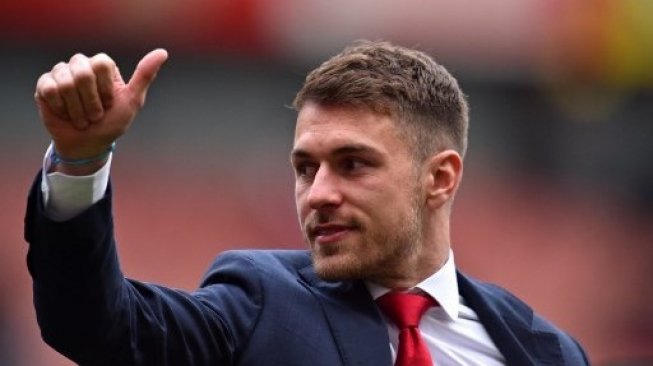 Gelandang Arsenal Aaron Ramsey mengucapkan selamat tinggal kepada para fansnya usai Arsenal menghadapi Brighton and Hove Albion di Emirates Stadium. Glyn KIRK / AFP