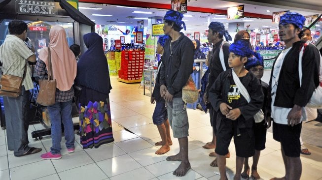 Keluarga warga suku Baduy Luar melihat permainan di Mall Ramayana Serang, Banten, Minggu (5/5). [ANTARA FOTO/Asep Fathulrahman]