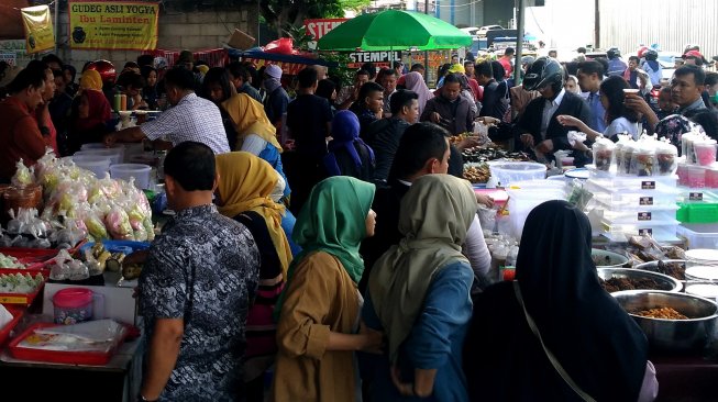 Sejumlah warga membeli makanan untuk berbuka puasa di pasar takjil Bendungan Hilir (Benhil), Jakarta, Selasa (7/5).[suara.com/Oke Atmaja]
