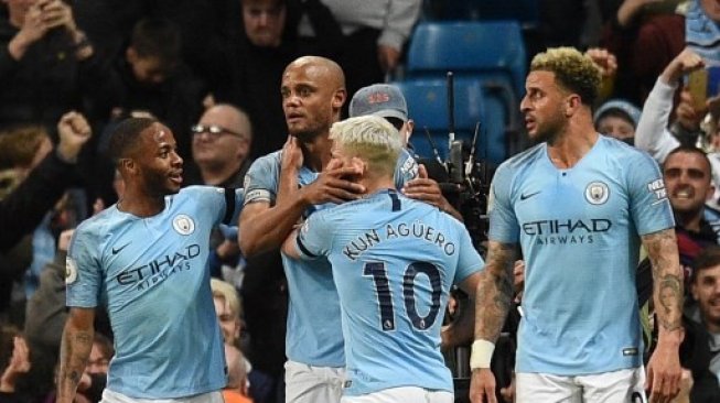 Bek Manchester City Vincent Kompany (kanan) merayakan golnya ke gawang Leicester City bersama rekan setimnya di Etihad Stadium. Oli SCARFF / AFP