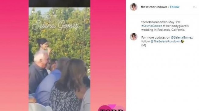 Selena Gomez datang ke pernikahan bodyguardnya. (Instagram/@theselenarundown)