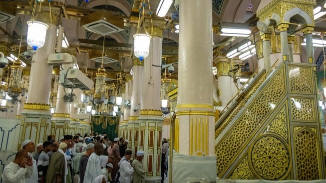 Umat Islam beribadah di area saf Raudhatun Jannah/Raudhah (Taman Surga) di Masjid Nabawi, Madinah, Arab Saudi, Senin (6/5). [ANTARA FOTO/Aji Styawan]