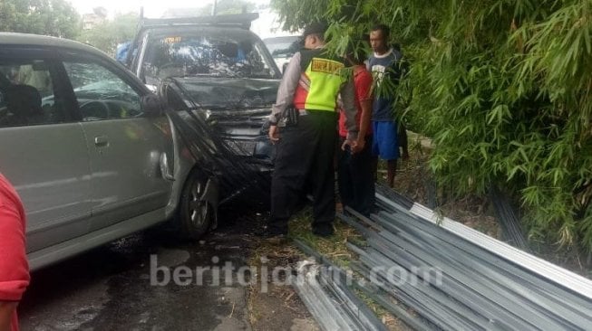 Adu Banteng dengan Mobil Pikap, Pensiunan Polri Tewas Terjepit