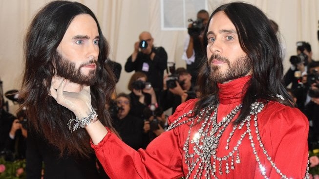 Jared Leto membawa penggalan kepala mirip wajahnya. [ANGELA WEISS / AFP]