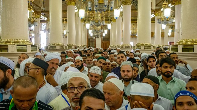 Umat Islam beribadah di area saf Raudhatun Jannah/Raudhah (Taman Surga) di Masjid Nabawi, Madinah, Arab Saudi, Senin (6/5). [ANTARA FOTO/Aji Styawan]