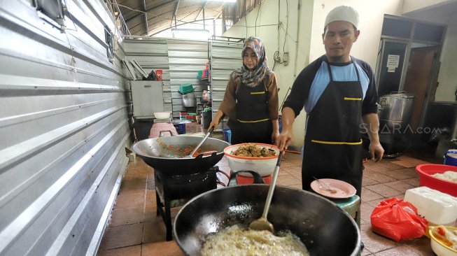 Sejumlah warga memasak lauk-pauk yang akan menjadi menu buka puasa di Masjid Istiqlal, Jakarta, Selasa (7/5). [Suara.com/Muhaimin A Untung]