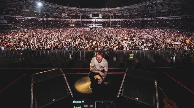 Ed Sheeran pakai jersey Timnas Indonesia. (Instagram/@teddysphotos)