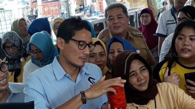 Buka Puasa Bareng di Cipinang, Sandiaga Disambut Mama Online