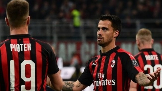 Pemain AC Milan Suso (kanan) merayakan golnya ke gawang Bologna dalam laga lanjutan Liga Italia di San Siro. Miguel MEDINA / AFP