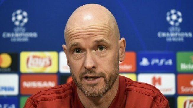 Pelatih Ajax Erik ten Hag hadiri jumpa pers jelang leg kedua semifinal Liga Champions di John Cruyff Arena, Selasa (7/5/2019) [AFP]