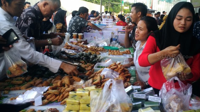 Sejumlah warga membeli makanan untuk berbuka puasa di pasar takjil Bendungan Hilir (Benhil), Jakarta, Selasa (7/5).[suara.com/Oke Atmaja]
