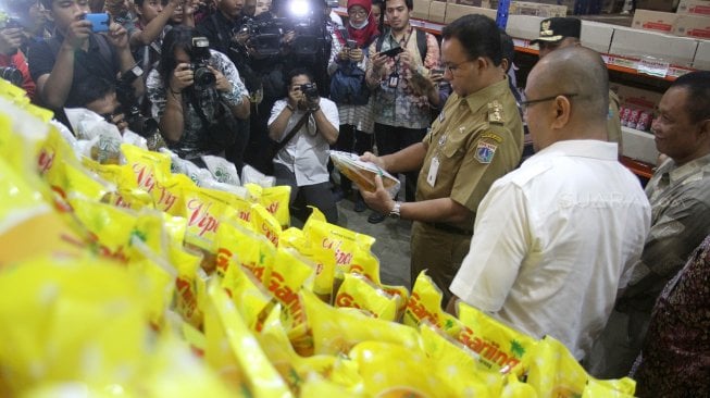 Gubernur DKI Jakarta Anies Baswedan saat melakukan inspeksi untuk mengecek harga bahan pangan di Pasar Induk Kramat Jati, Jakarta, Selasa (7/5). [Suara.com/Arief Hermawan P]