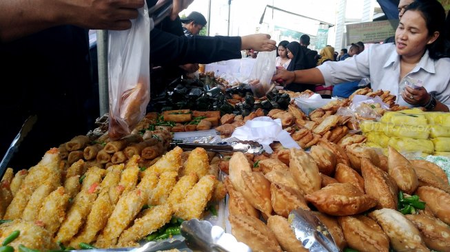 Sejumlah warga membeli makanan untuk berbuka puasa di pasar takjil Bendungan Hilir (Benhil), Jakarta, Selasa (7/5).[suara.com/Oke Atmaja]
