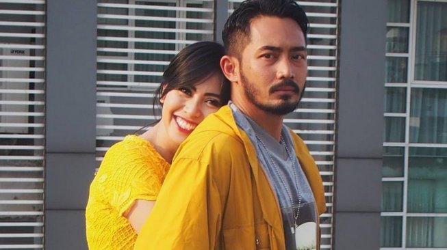 Yama Carlos dan istri,  Arfita Dwi Putri. [Instagram]