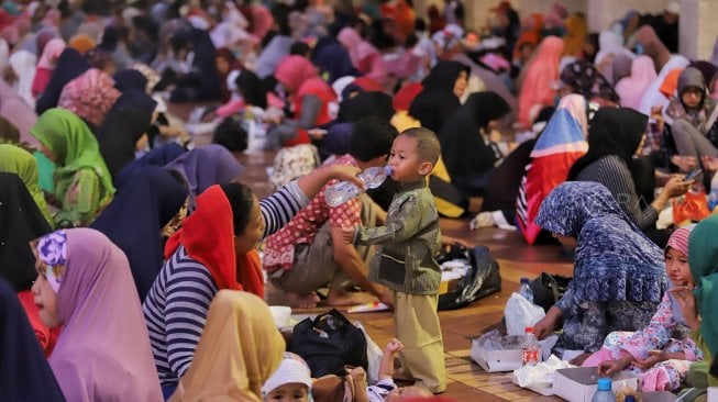 Ribuan umat muslim berbuka puasa di Masjid Istiqlal, Jakarta Pusat, Selasa (7/5). [Suara.com/Muhaimin A Untung]