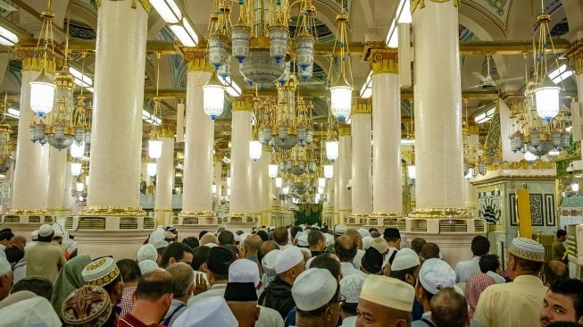 Umat Islam beribadah di area saf Raudhatun Jannah/Raudhah (Taman Surga) di Masjid Nabawi, Madinah, Arab Saudi, Senin (6/5). [ANTARA FOTO/Aji Styawan]