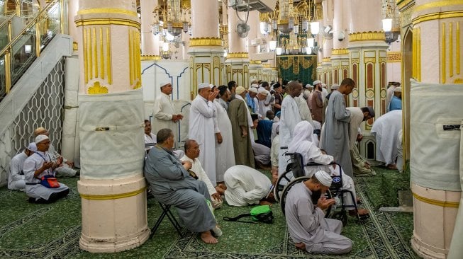 Umat Islam beribadah di area saf Raudhatun Jannah/Raudhah (Taman Surga) di Masjid Nabawi, Madinah, Arab Saudi, Senin (6/5). [ANTARA FOTO/Aji Styawan]