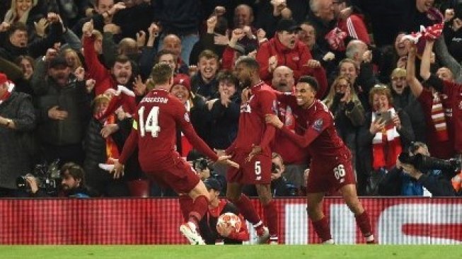 Gelandang Liverpool Georginio Wijnaldum (tengah) merayakan golnya ke gawang Barcelona dalam laga Liga Champions di Anfield. Oli SCARFF / AFP