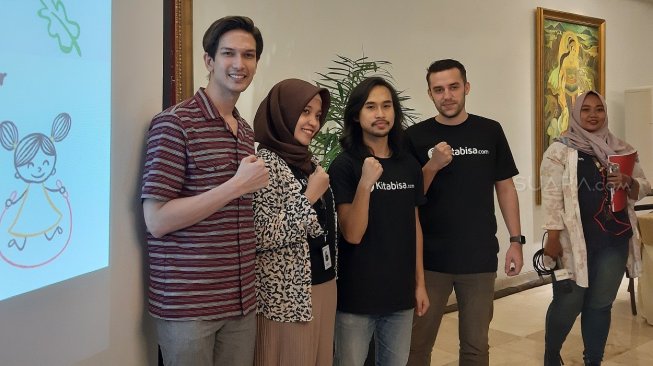 Dimas Beck bersama tim dari kitabisa.com. [Suci Febriastuti/Suara.com]