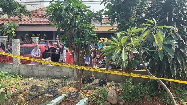 pembongkaran makam bayi KQS di Kebon Jeruk jadi tontonan warga. (dok. polisi).