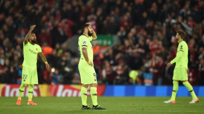 Gestur penyerang Barcelona, Luis Suarez (tengah) pada laga leg kedua semifinal Liga Champions 2018/2019 kontra Liverpool di Anfield, Rabu (8/5/2019) dini hari WIB. [Oli SCARFF / AFP]