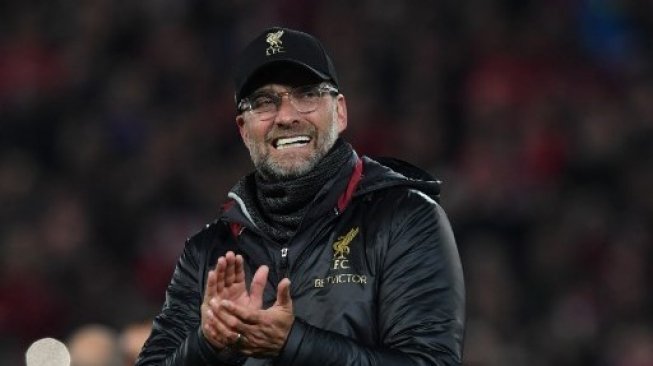 Manajer Liverpool Jurgen Klopp memberikan aplaus kepada para suporternya setelah skuatnya mengalahkan Barcelona di Anfield. Paul ELLIS / AFP