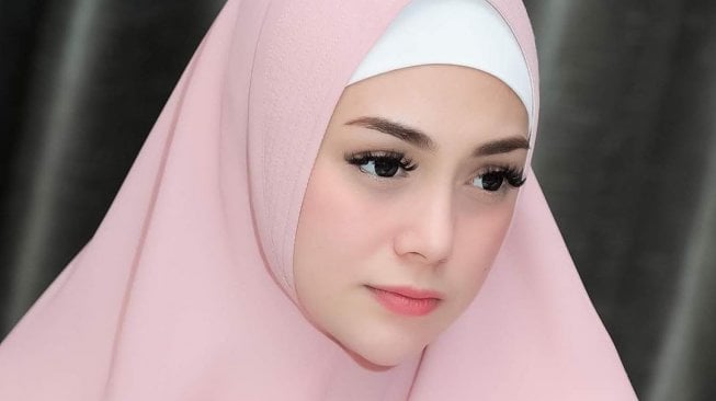 Non Muslim Pakai Hijab, Celine Evangelista : Nggak Menghina Kan?